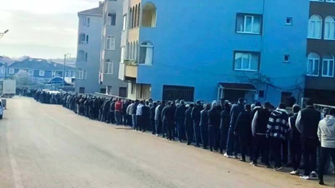 Bursa'da geleneksel bayramlaşmada 1 kilometrelik kuyruk oluştu