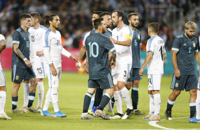 Uruguaylı Edinson Cavani ile Arjantinli Lionel Messi’nin kavgası büyüyor…