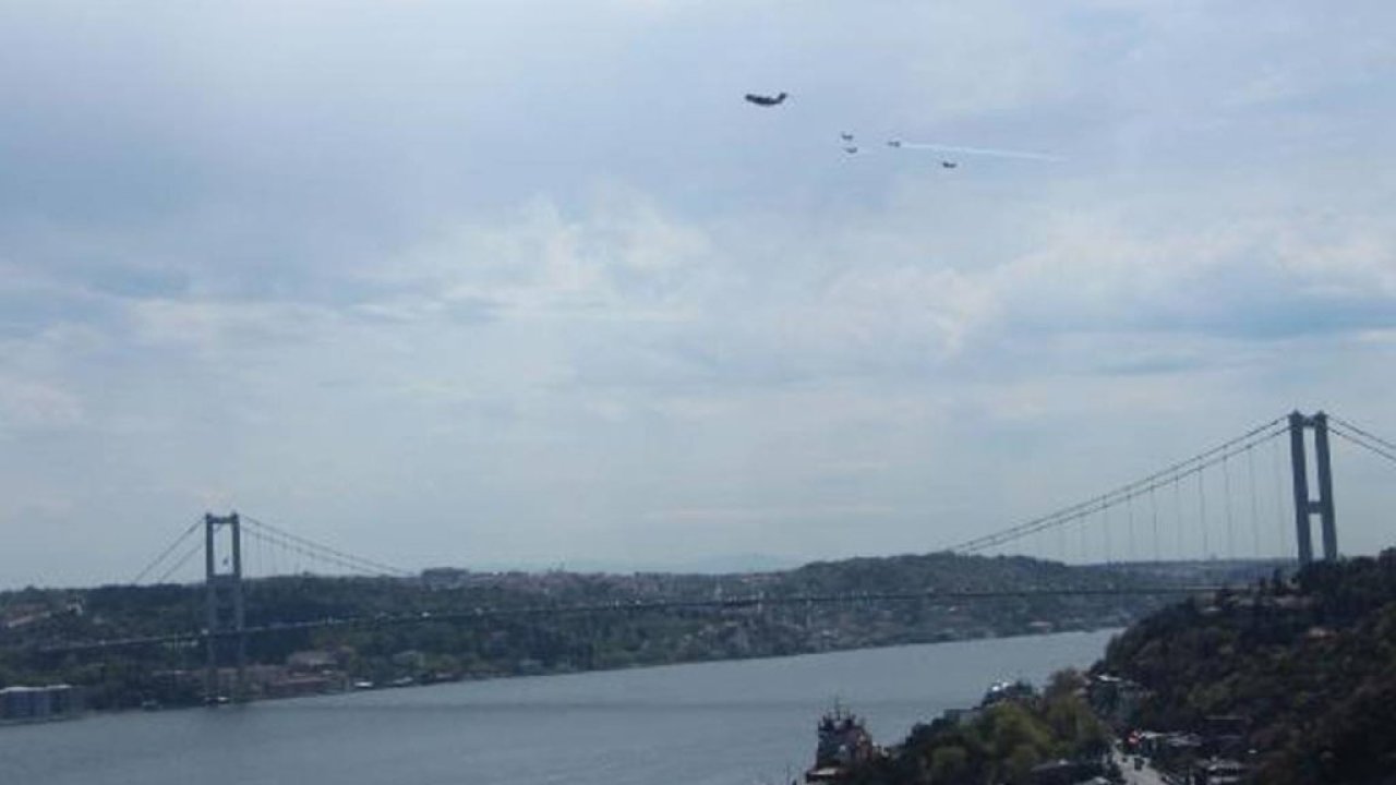 Türk Hava Kuvvetleri uçaklarından İstanbul Boğazı'nda 'selamlama' uçuşu