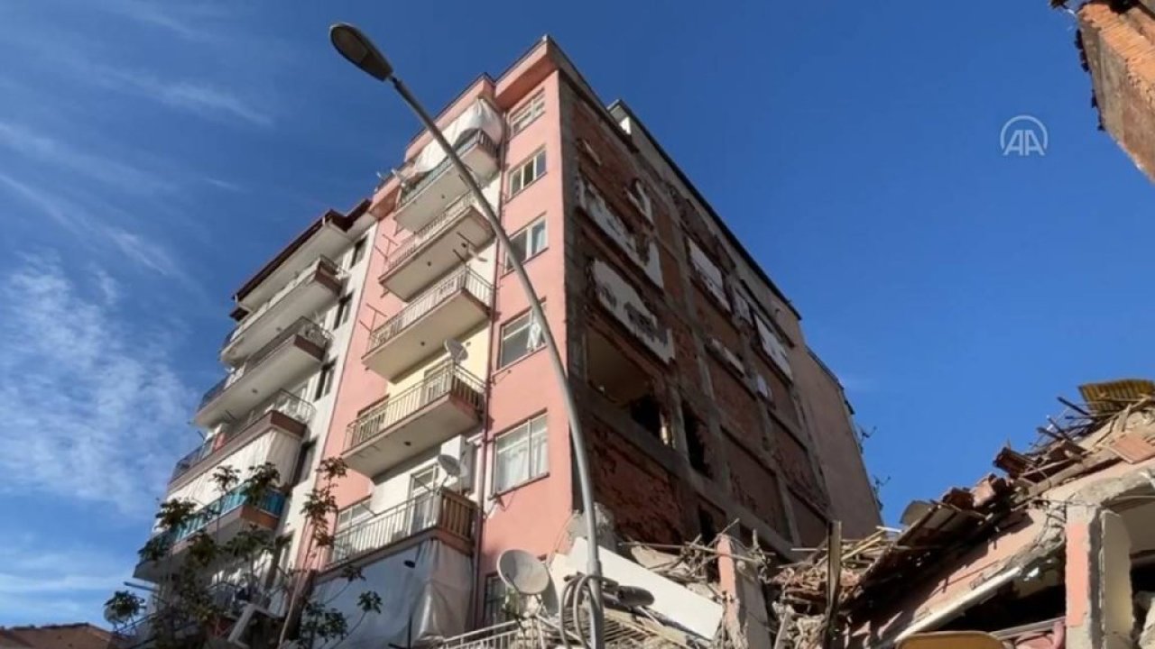 Malatya'da ağır hasarlı 6 katlı bina çöktü