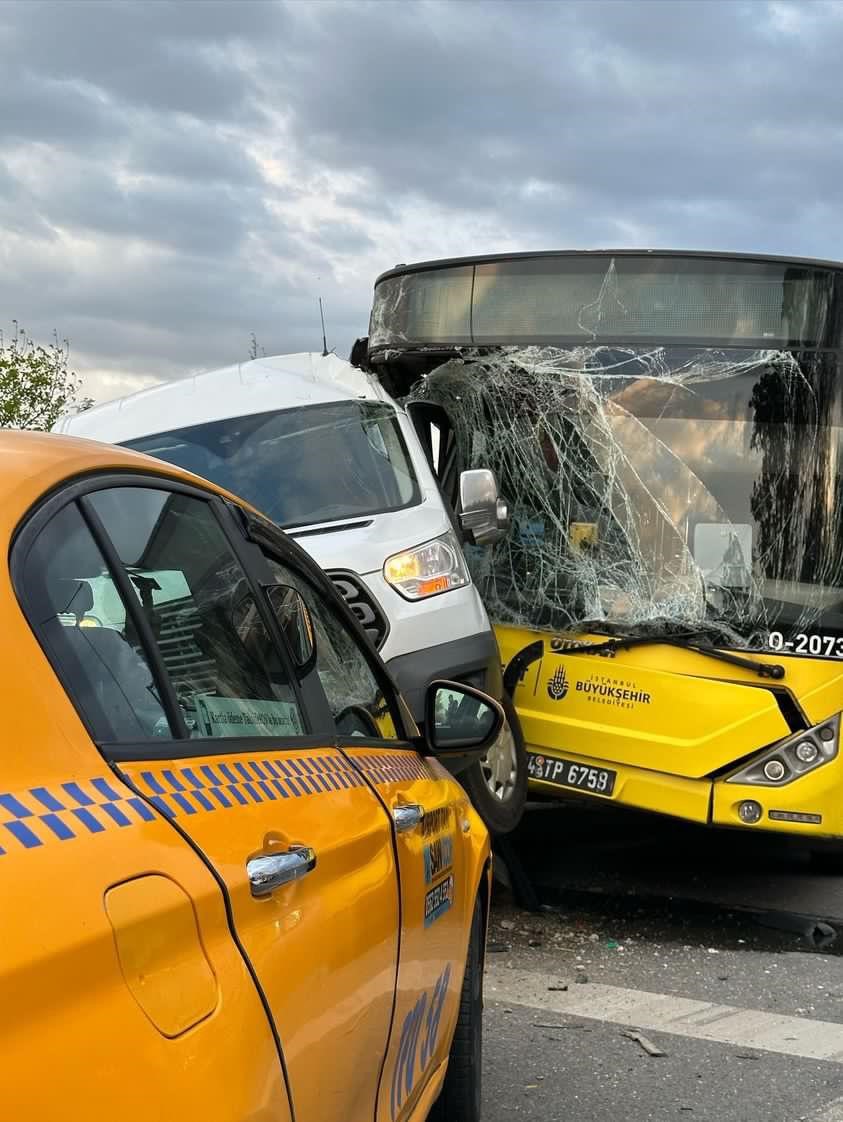 İETT otobüsü ile servis minibüsü çarpıştı