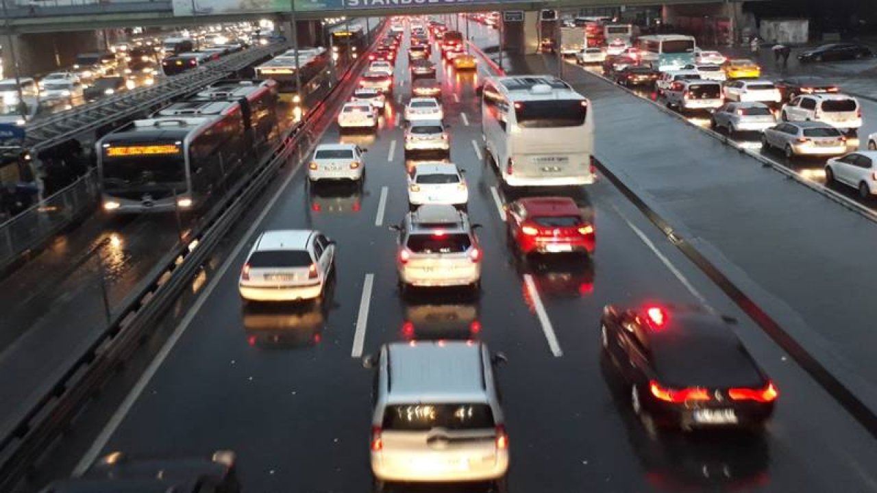 Sağanak yağış İstanbul'da trafiği vurdu