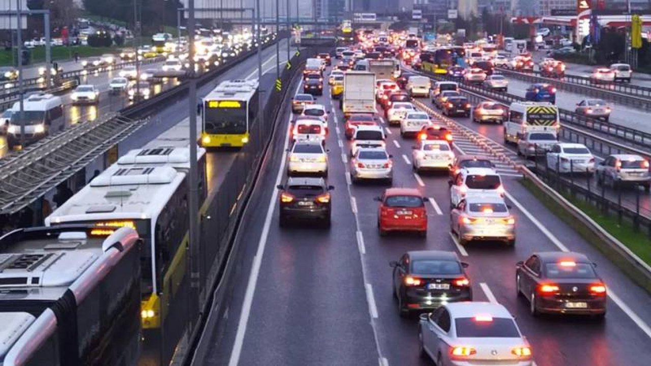 İstanbul’da yağmur trafiği vurdu, yoğunluk yüzde 74'e ulaştı