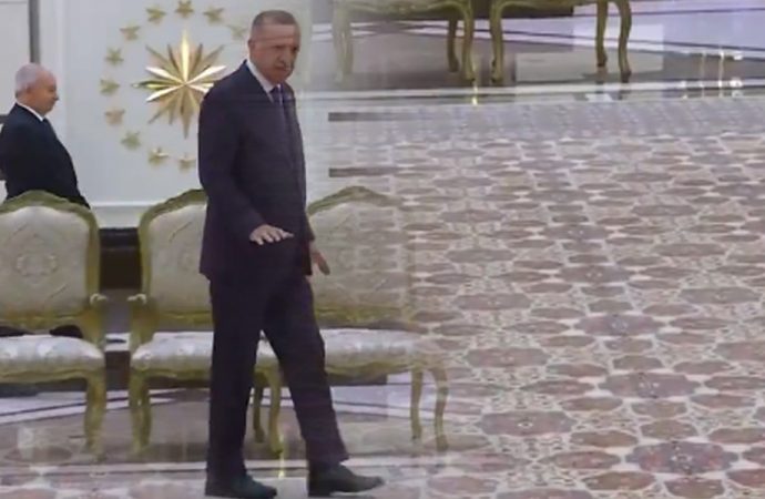 Saray'da büyükelçi kabul eden Erdoğan halı tanıttı: 'Arkadaşlar bu halımız yeni, Hereke. 108 metrekare, yerli 