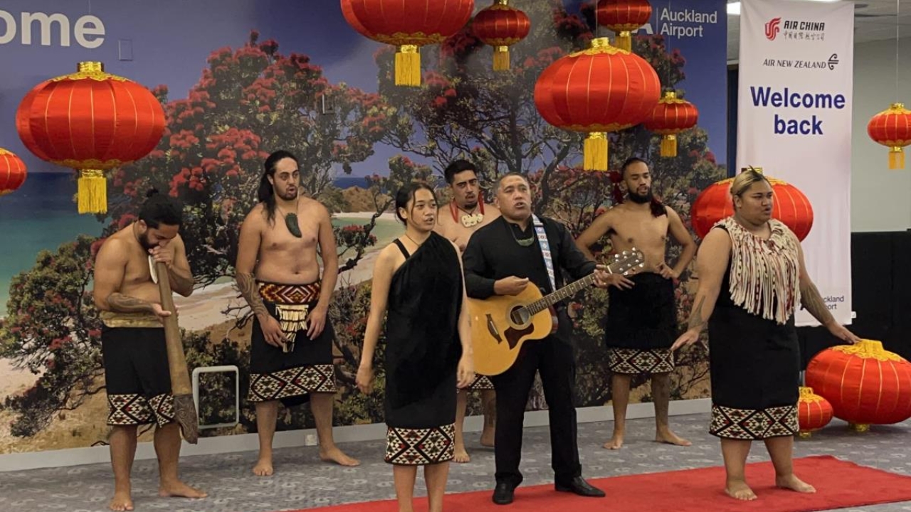 Yeni Zelanda'da Maori dansı ve şarkısı ile karşılama töreni