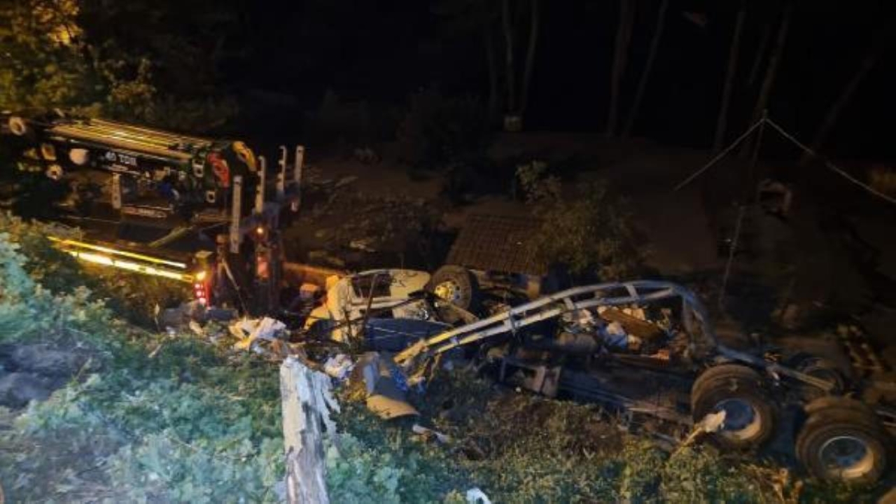 Sarıyer'de kamyon evin bahçesine uçtu