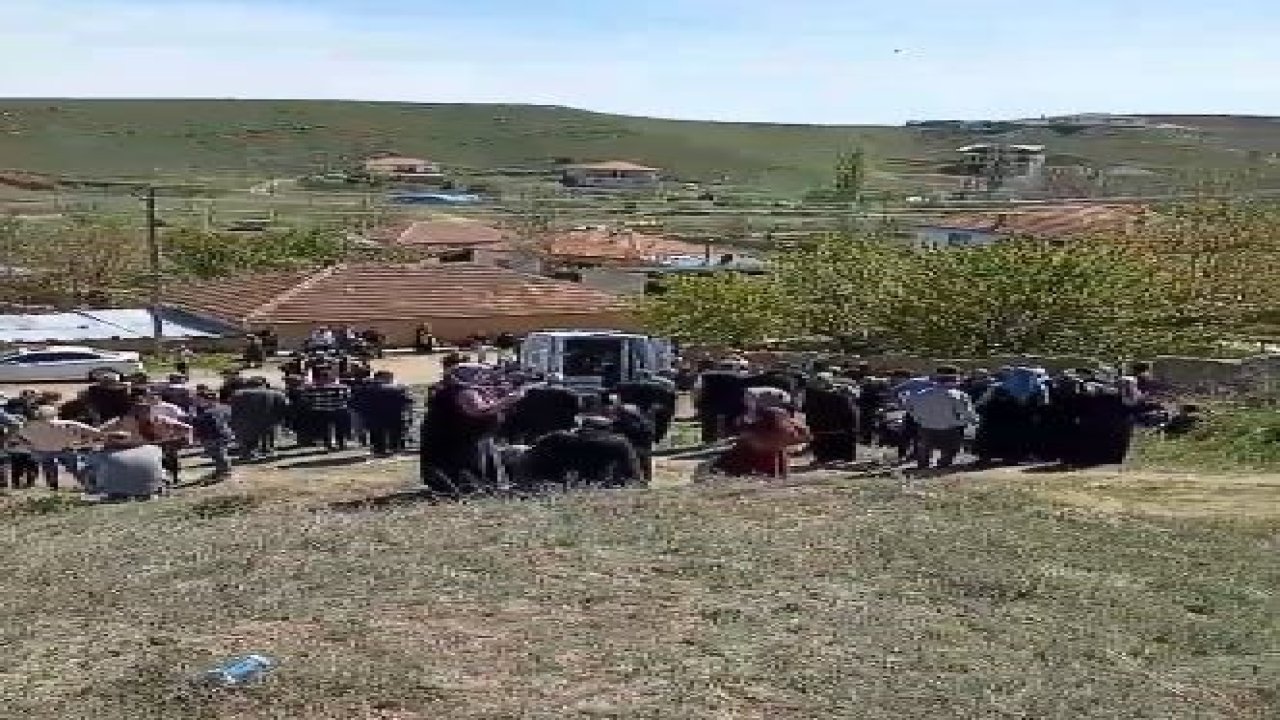 Cenaze çıkışı kabusu yaşadılar: Otomobil kalabalığa daldı, 6 kişi yaralandı