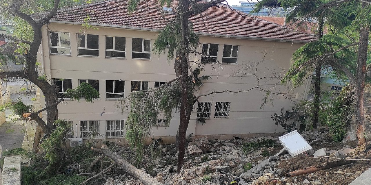 Beyoğlu'nda öğrenciler dersteyken istinat duvarı okulun bahçesine çöktü: İBB daha önce uyarılmıştı ama...