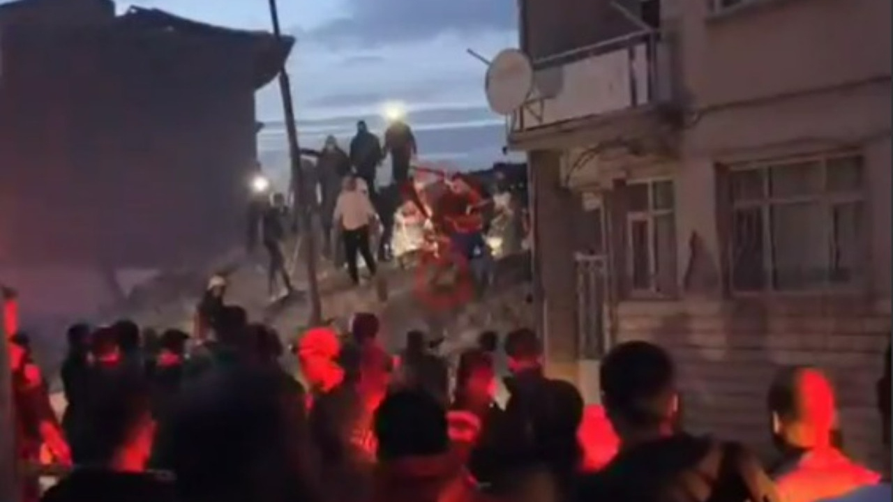 Malatya'da ağır hasarlı bina çöktü