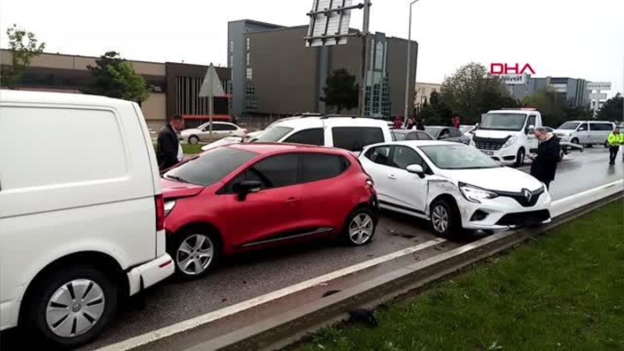 Bursa'da Yağışlı Hava Zincirleme Kaza Yarattı: 2 Yaralı