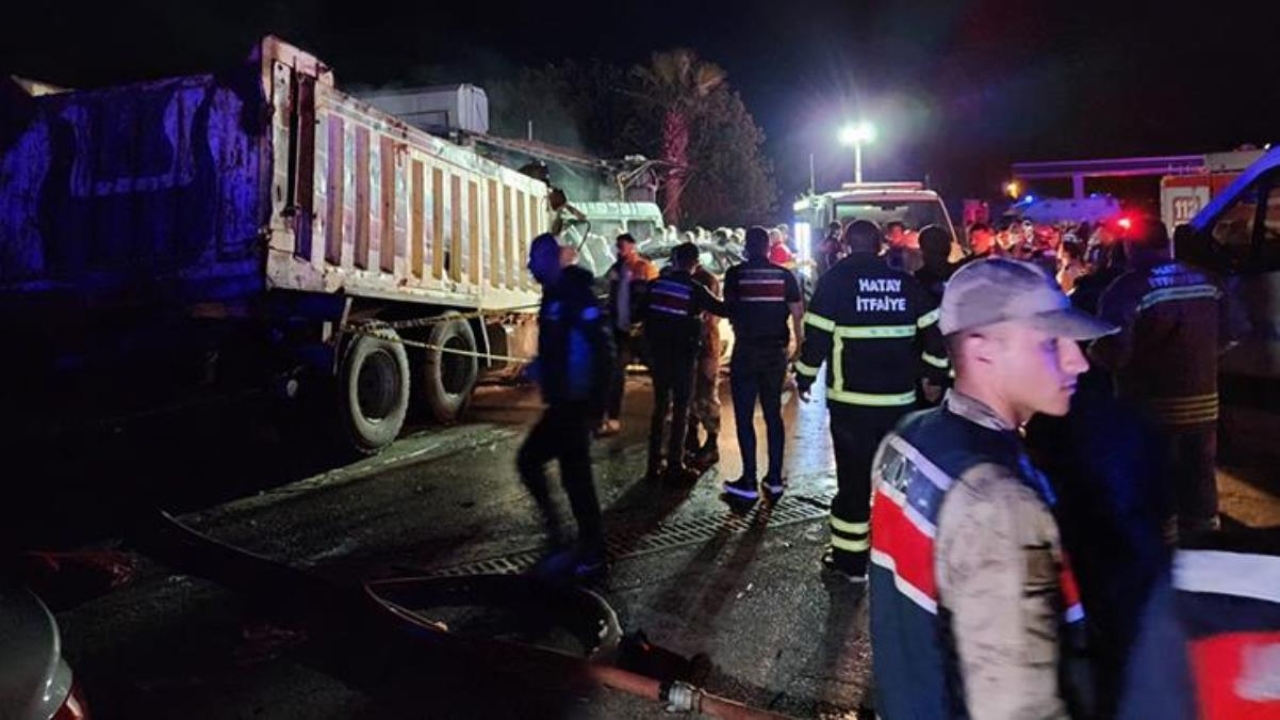 Son Dakika: Hatay'da kontrolden çıkan kamyon, asker uğurlayan kalabalığın arasına daldı: 6 ölü, 32 yaralı