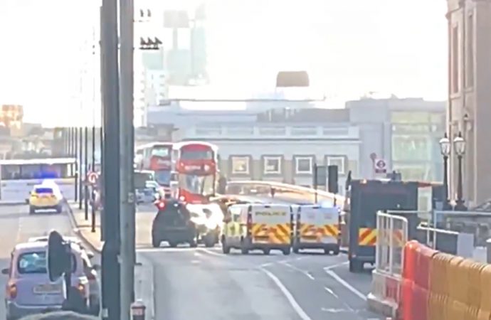 Londra Köprüsü’nde silah sesleri