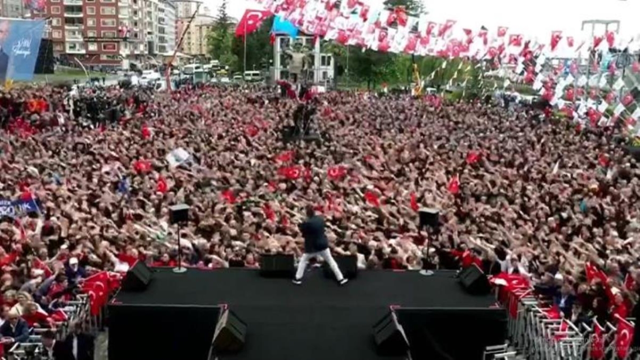 Rize'de coşkulu anlar! Miting alanı bir anda diskoya döndü, ortaya renkli görüntüler çıktı