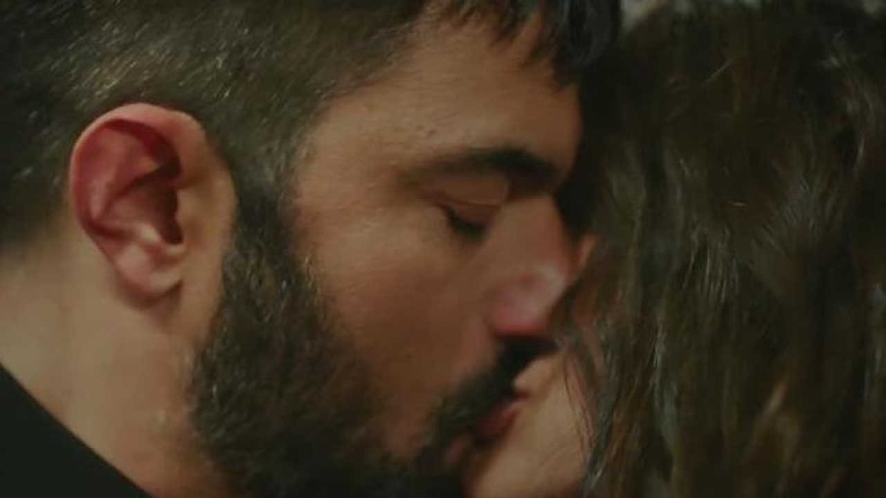 Yeni boşanan Demet Özdemir'in Engin Akyürek ile ateşli sahneleri sosyal medyayı salladı