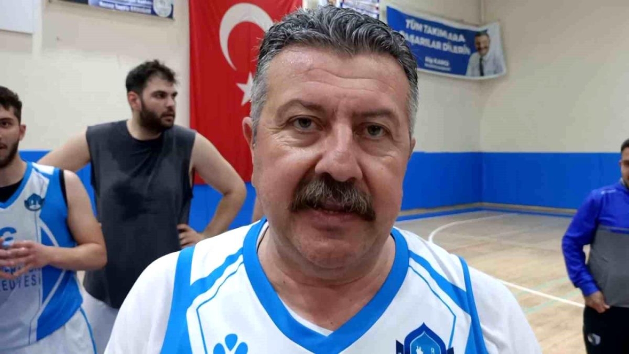 Amasya'nın Merzifon ilçesi belediye başkanı basketbol takımında forma giydi