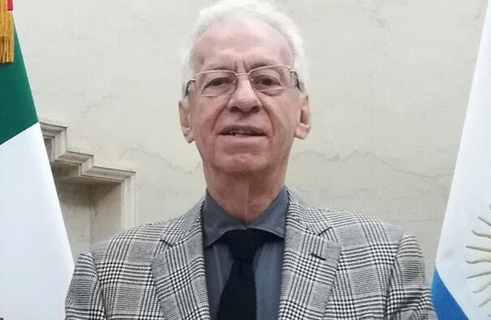 Kitap çalarken yakalanan büyükelçi geri çekildi