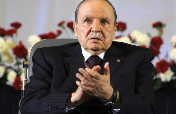 Cezayir Cumhurbaşkanı 20 yılın ardından istifa etti!