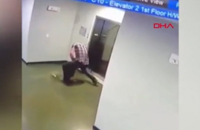 Tasması asansör kapısına sıkışan köpeğin kurtarılma anları