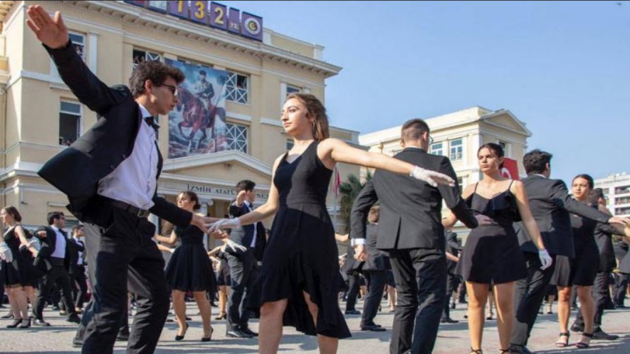 İzmir Atatürk Lisesi'nin geleneksel vals gösterisi baskılar nedeniyle iptal edildi