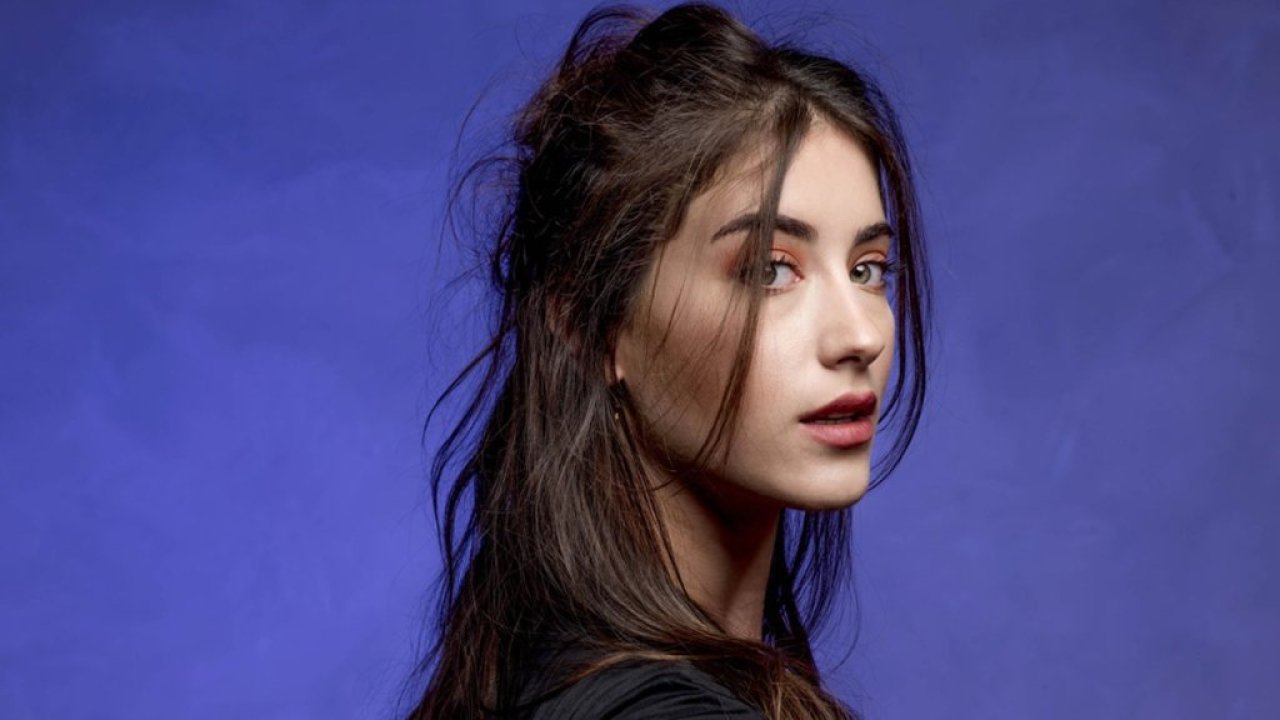 Hazal Kaya'dan 'müşahitlik' paylaşımı: Sandık başında süt sağacağımı düşünmezdim