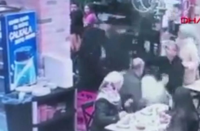 Restoranda bebeği yere düşüren garsona yumrukla saldırdı