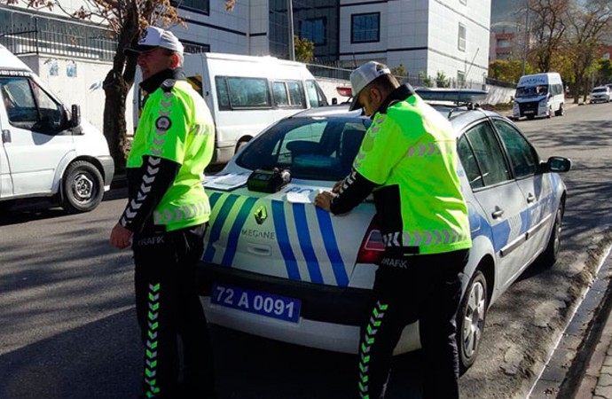 Trafik polisi, denetimler sırasında durdurduğu eşine para cezası kesti!