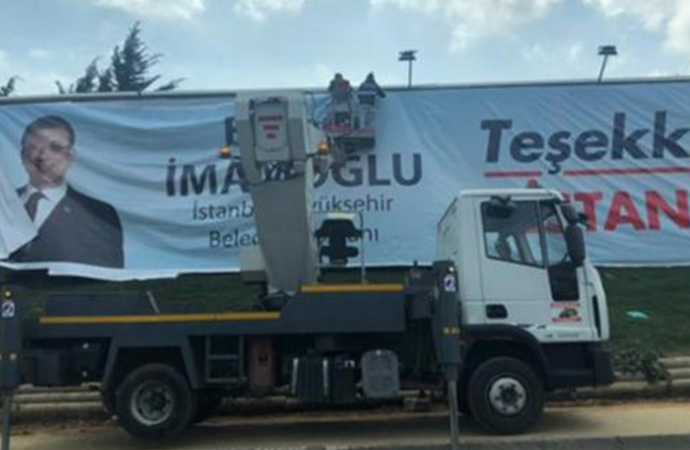 Bu kez İstanbul'a doğru kişi afiş astı: Teşekkürler İstanbul