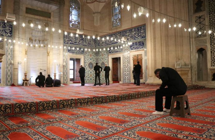 Diyanet’in ‘tabure’ genelgesi Selimiye Camii’nde uygulanmaya başlandı