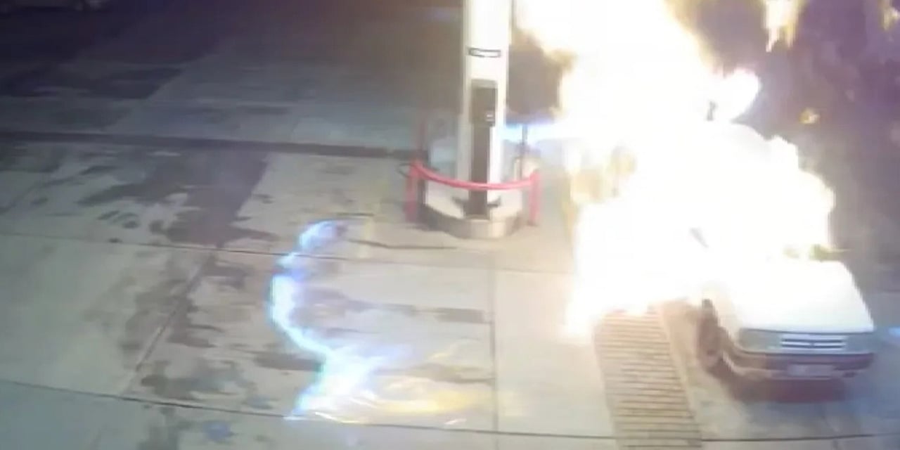 Akaryakıt istasyonunda sigara yaktı: Otomobil bomba gibi patladı