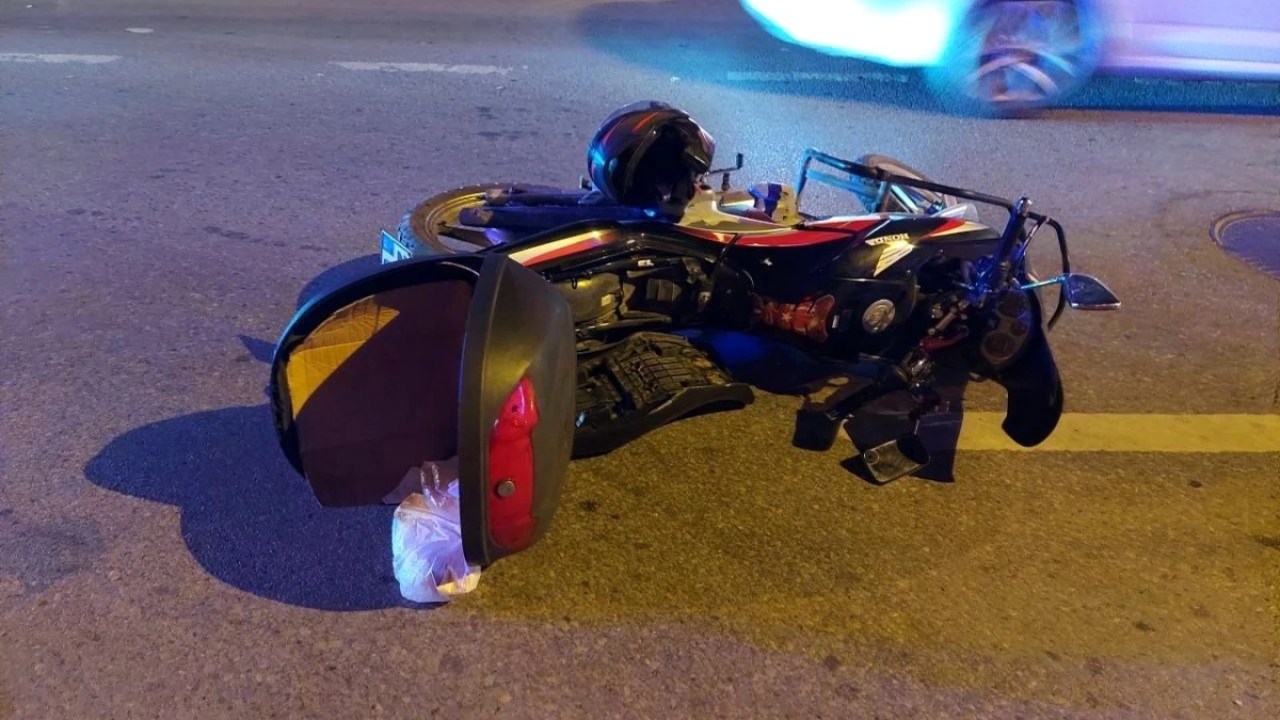 Otomobil sürücüsü kuryeye çarpıp kaçtı
