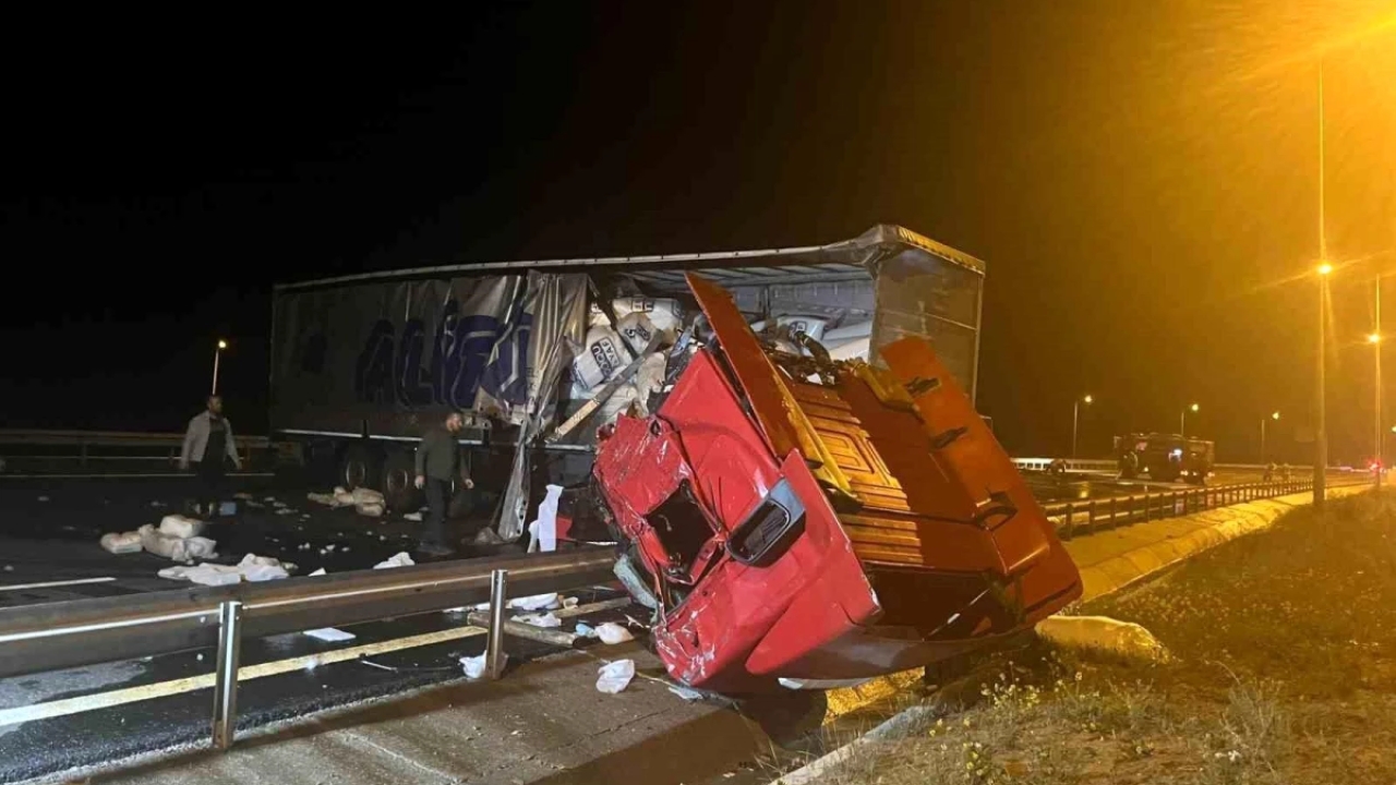 Ankara'da Tırın Çarptığı Otobüs Alev Aldı: 5 Yaralı
