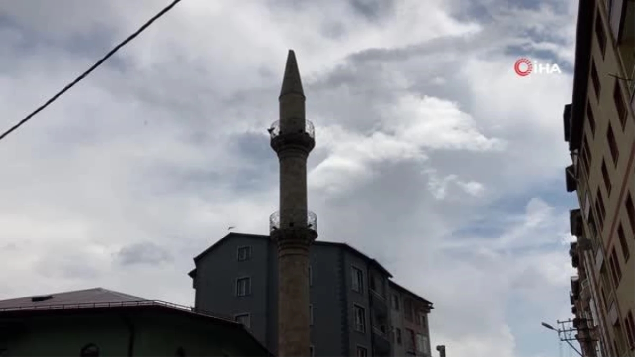 Sivas'ta Yıldırım Aleme İsabet Etti, Cami Minare Alemi Yere Düştü