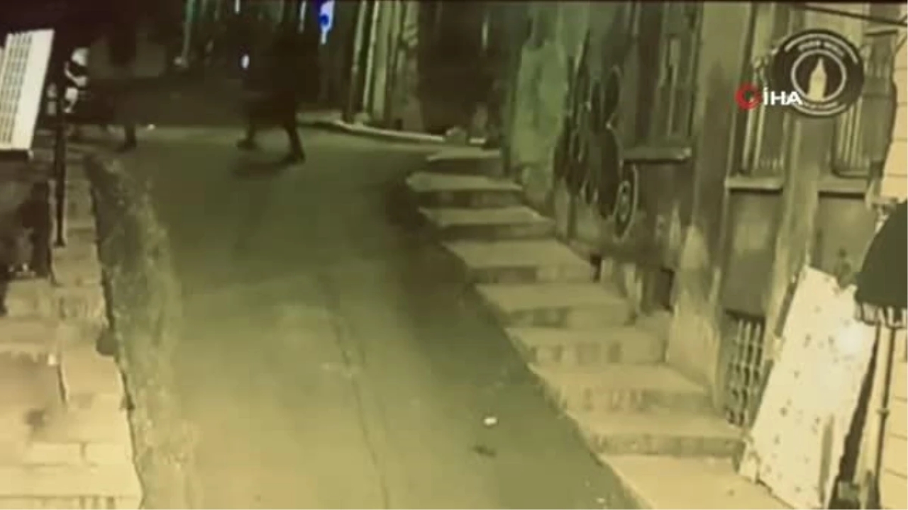 İstanbul'da kasklı gence silahlı saldırı: Cinayet kameralara yansıdı