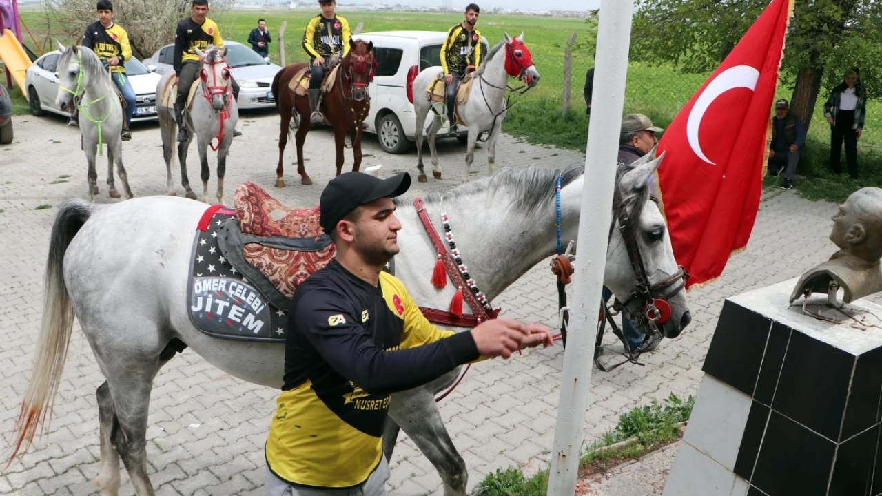 At Eğitmenleri Atlarıyla Sandık Başına Gitti