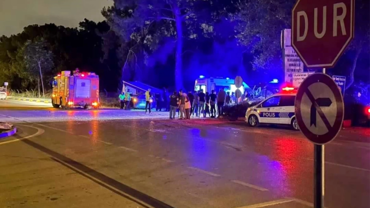 Antalya'da Otomobil Kazası: 2 Kişi Hayatını Kaybetti