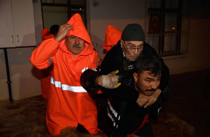Zeydan Karalar, sel felaketinin vurduğu Adana’da, kurtarma operasyonlarına katıldı