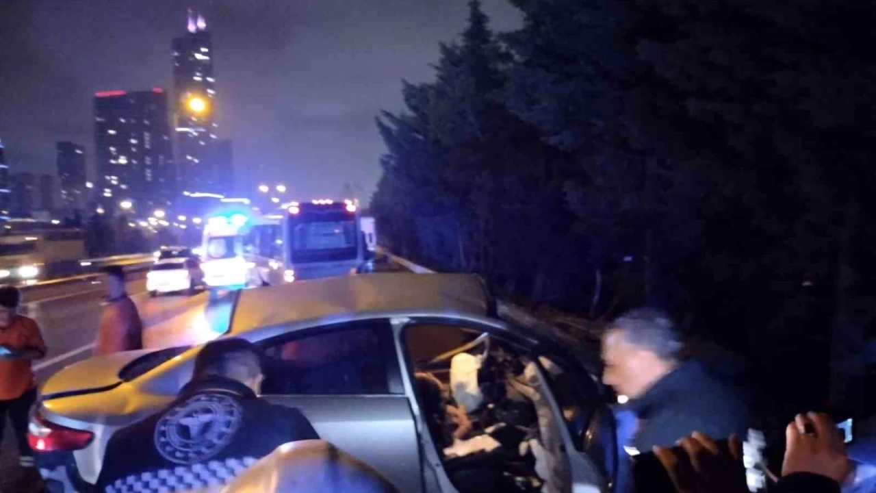 Ümraniye'de Otomobil Kontrolden Çıkarak Minibüse Çarptı: 1 Ölü, 2 Yaralı