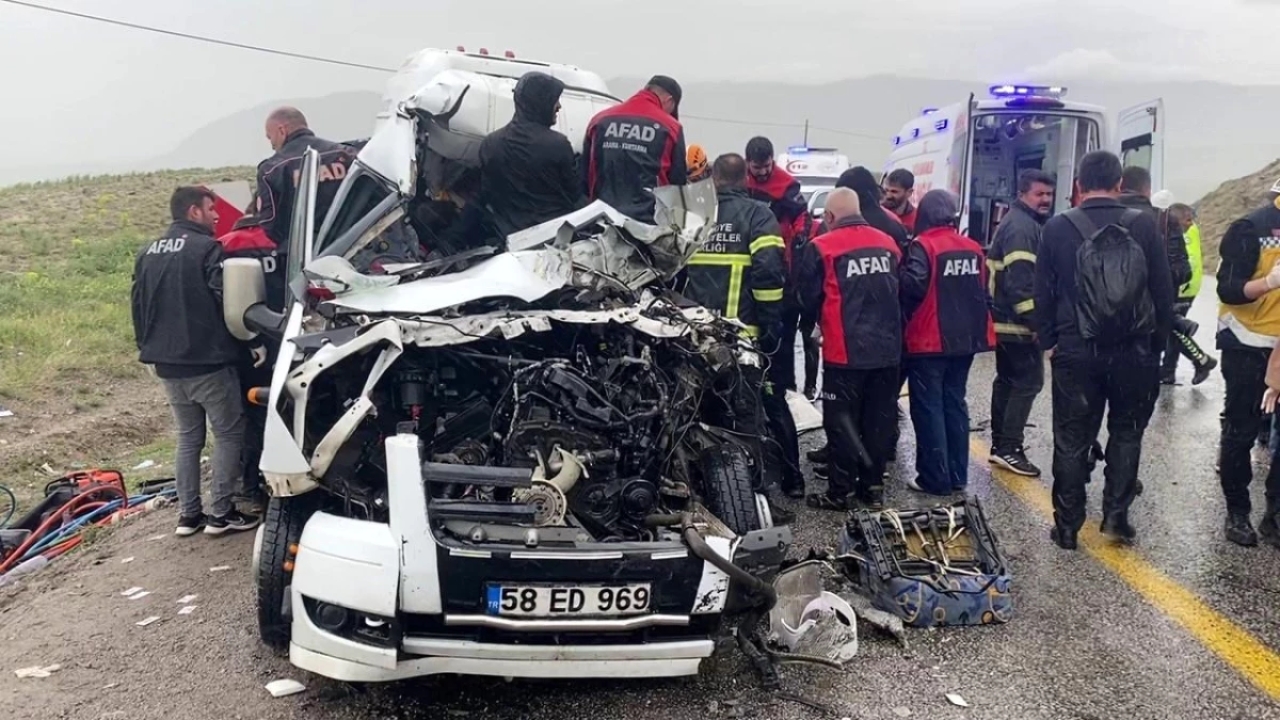 Sivas'ta Trafik Kazası: 4 Ölü, 3 Yaralı