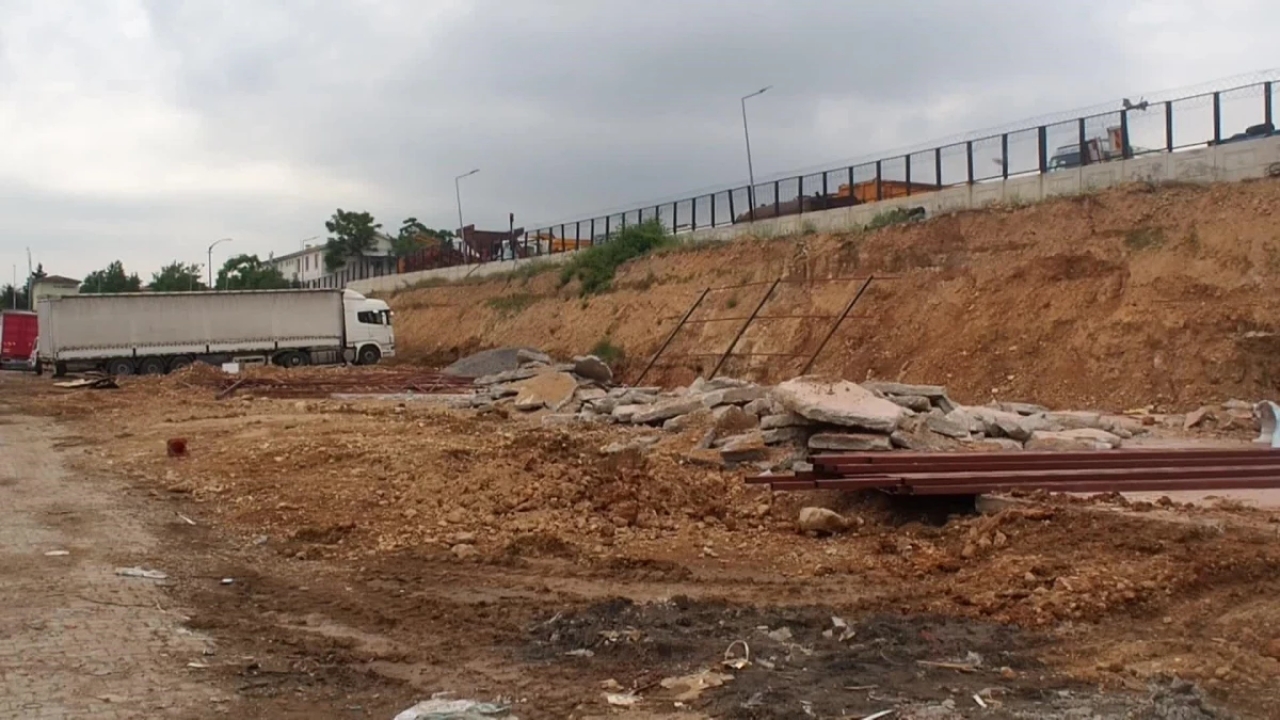 Malatya'da geçici iş yerleri yıkıldı, esnaf tepkili