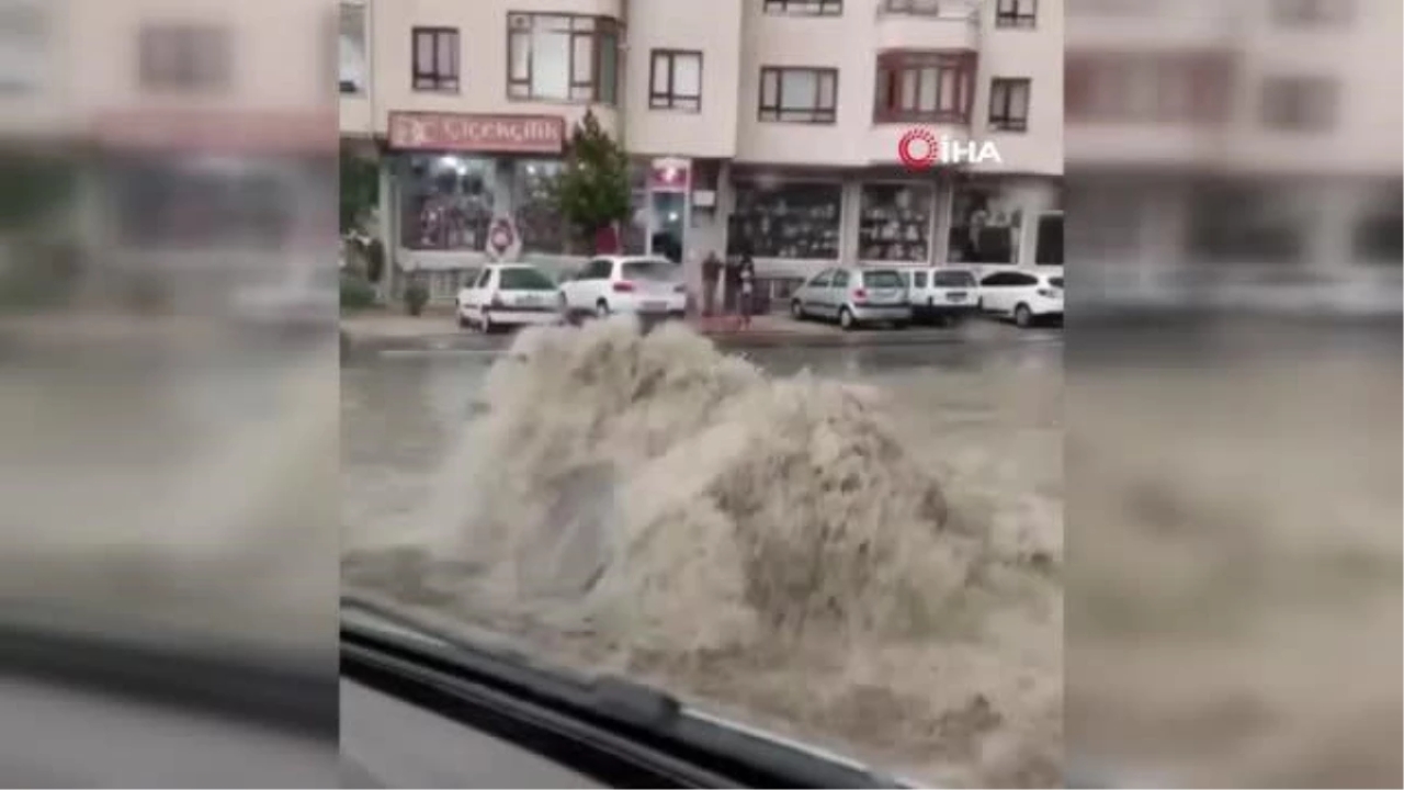 Başkenti sel vurdu: Vatandaşlar araçların üstünde mahsur kaldı