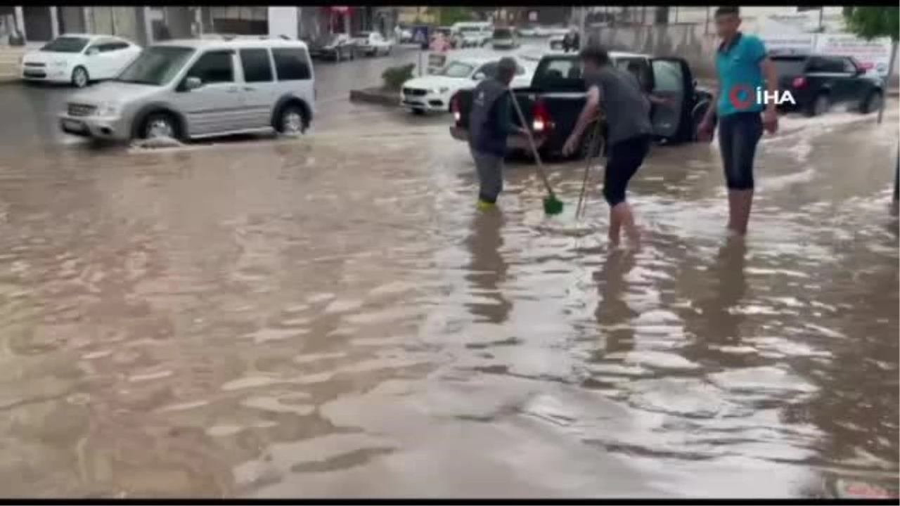Suşehri'nde sağanak yağmur sonrası yollar göle döndü