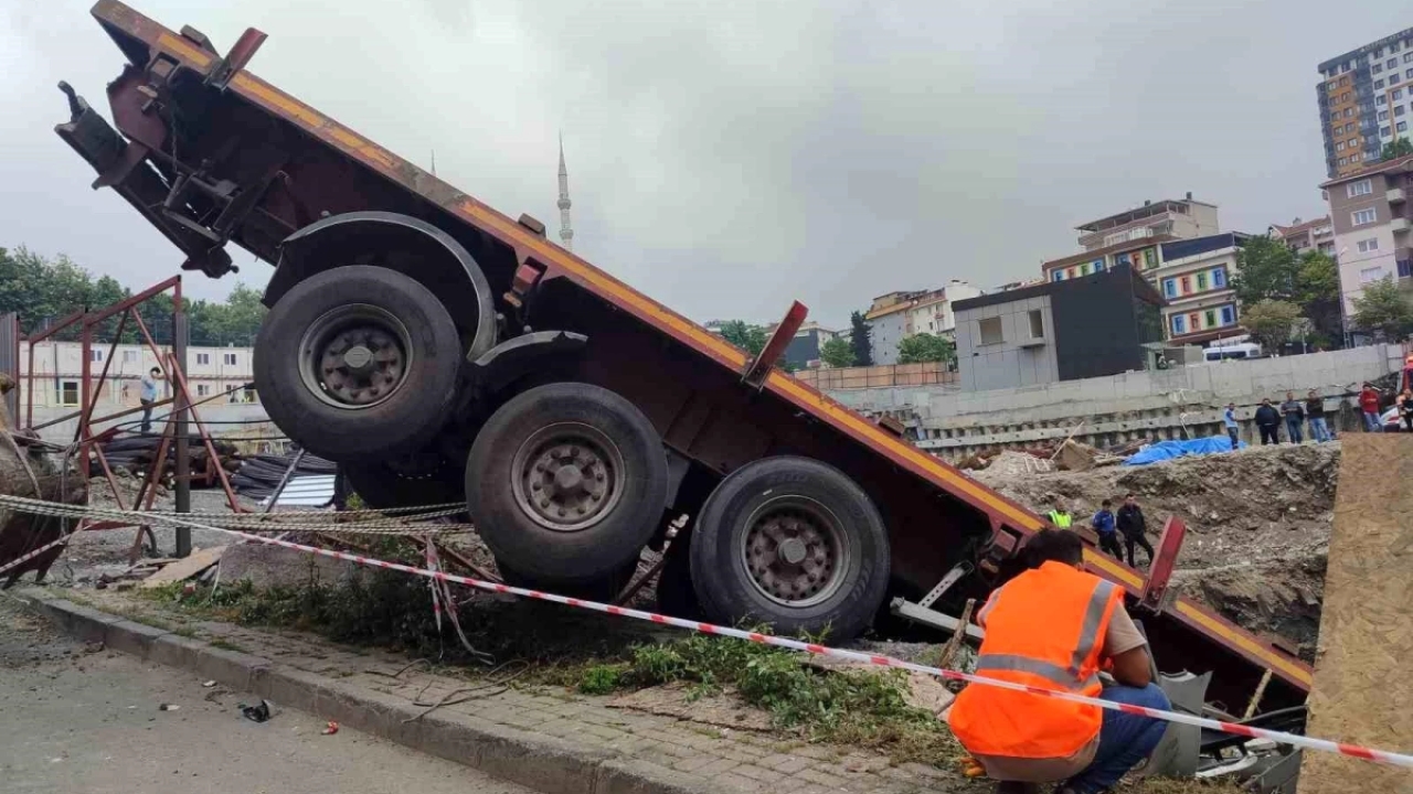 Küçükçekmece'de demir yüklü tır şantiye alanına düştü