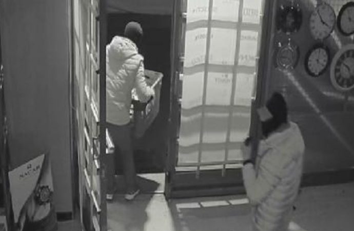 Küçükçekmece’de film gibi soygun: 100 bin liralık saat çaldılar