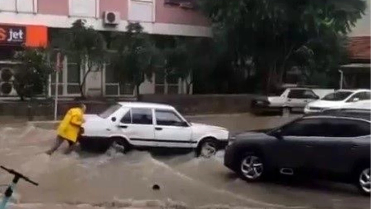 İzmir'de Sağanak Yağmur Cadde ve Sokakları Göle Çevirdi