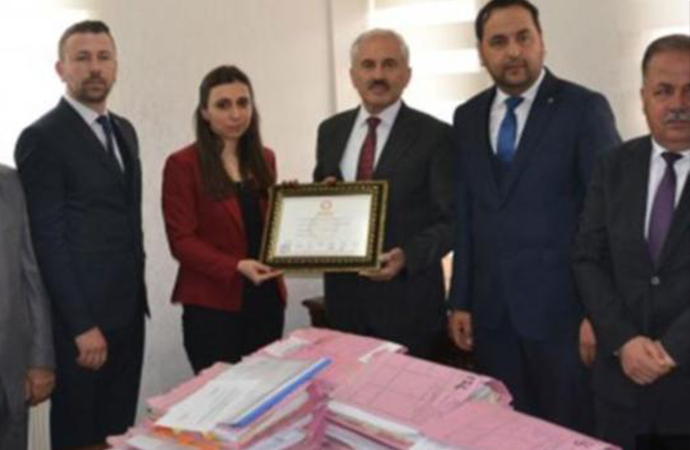 Adil Öksüz'ün kuzeni belediye başkanı seçildi, mazbatasını aldı
