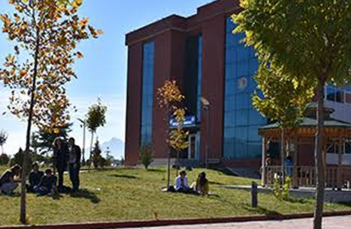 Akademisyenin cinsel saldırısına uğrayan öğrenci tehditler sonrası okulu bıraktı