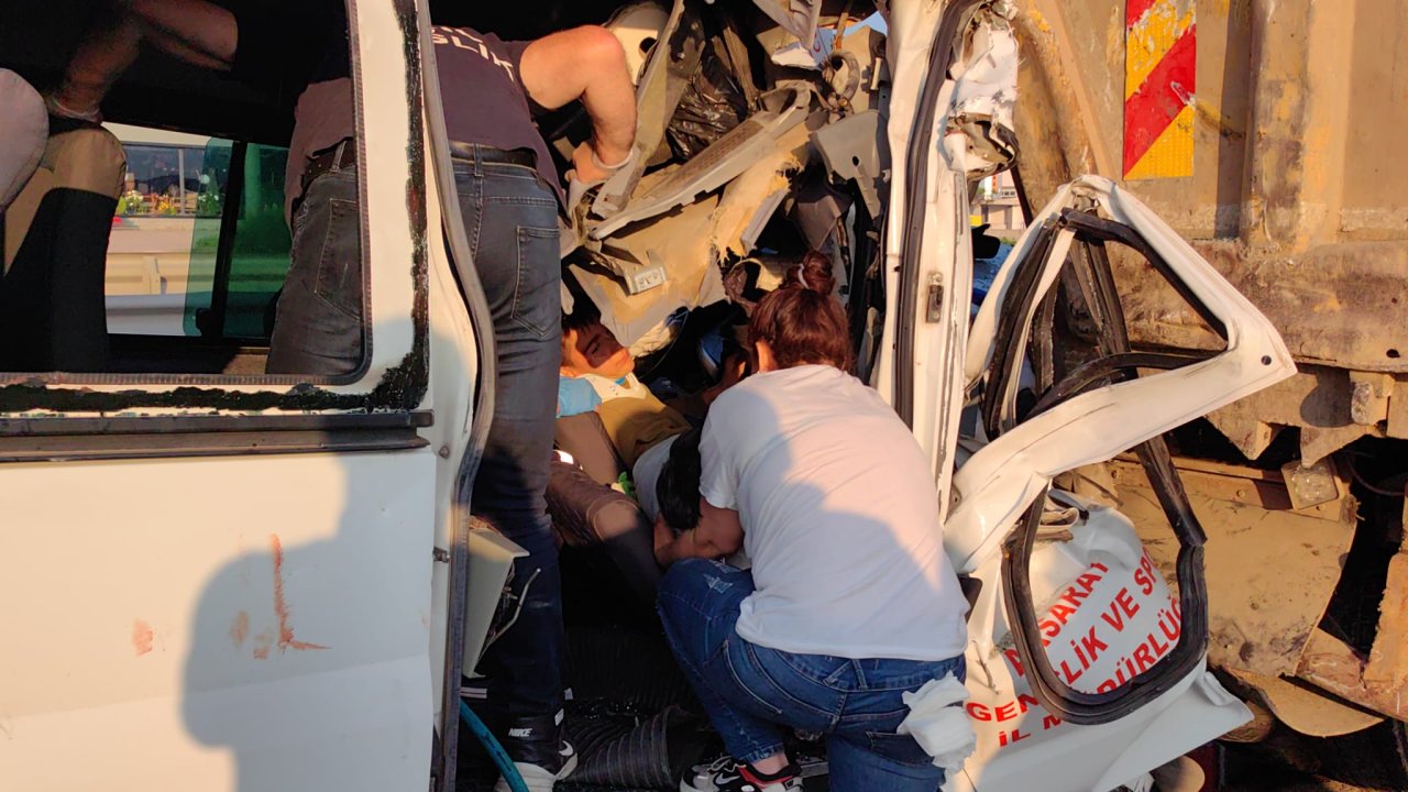 Bursa'da sporcuları taşıyan servis minibüsü hafriyat kamyonuna çarptı: 1 ölü, 15 yaralı