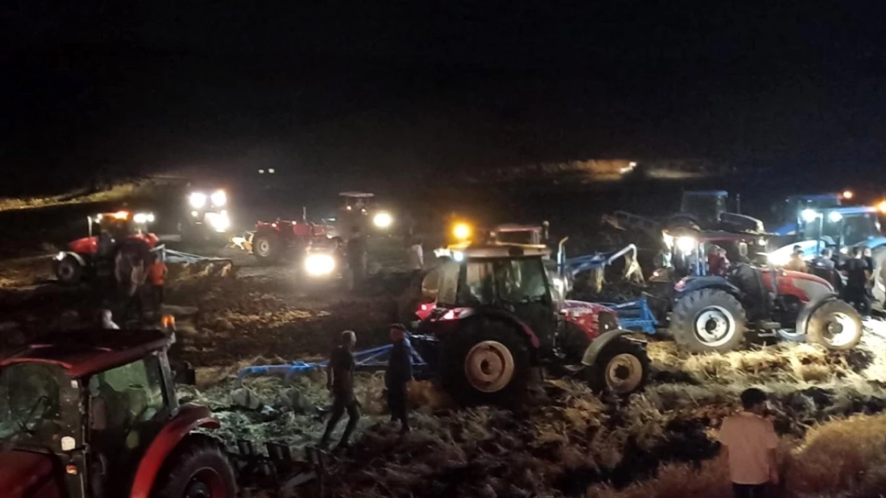 Adıyaman'da 136 dönümlük arpa tarlasında çıkan yangına polisler terlikleriyle müdahale etti