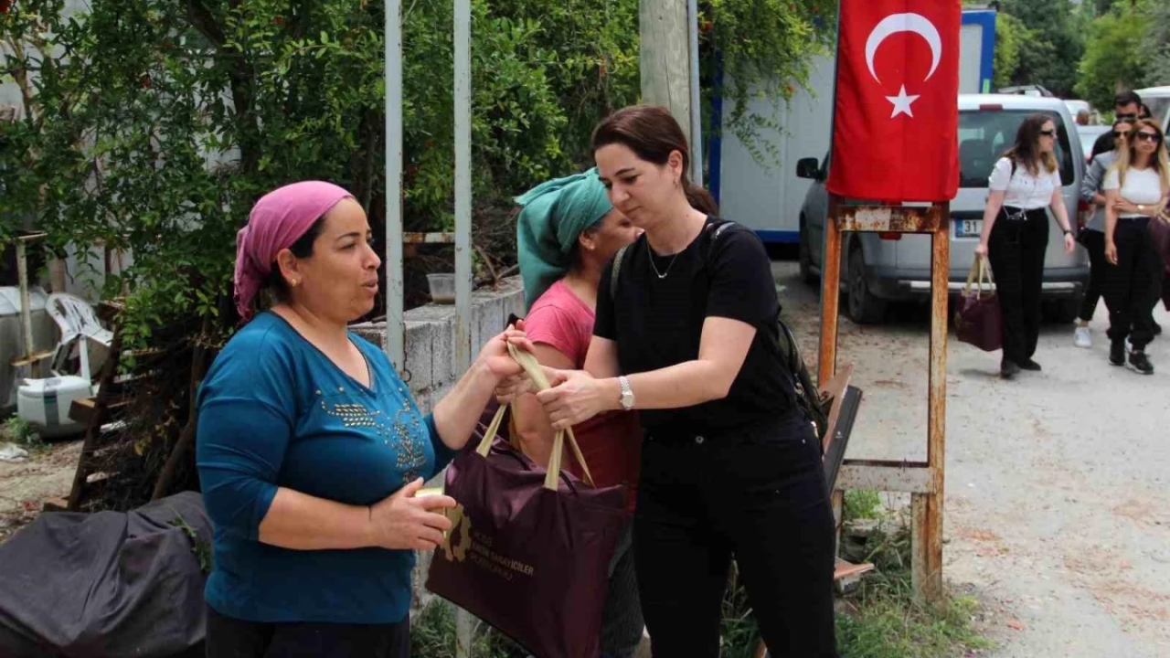 Adana Kadın Sanayiciler Platformu Hatay'da depremzedelere yardım eli uzattı