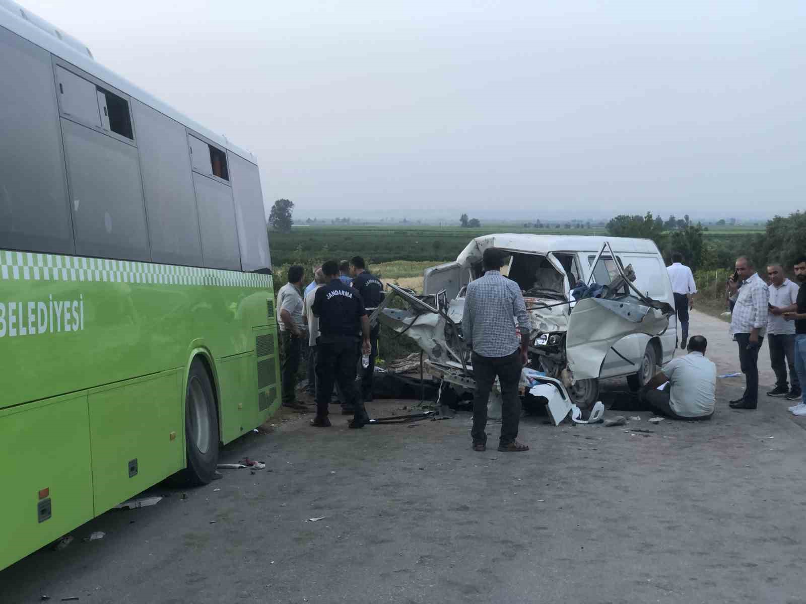 Adana’da belediye otobüs ile panelvan araç çarpıştı: 2 ölü, 10 yaralı